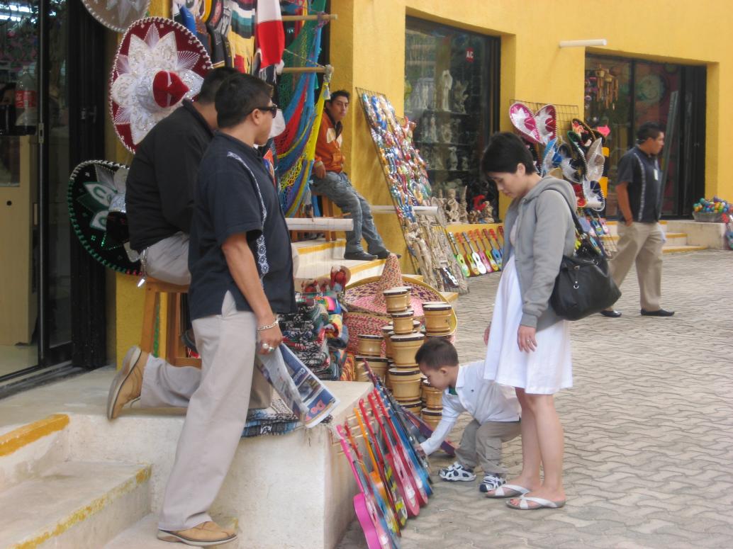 Mẹ dẫn đi mua đàn guitar.