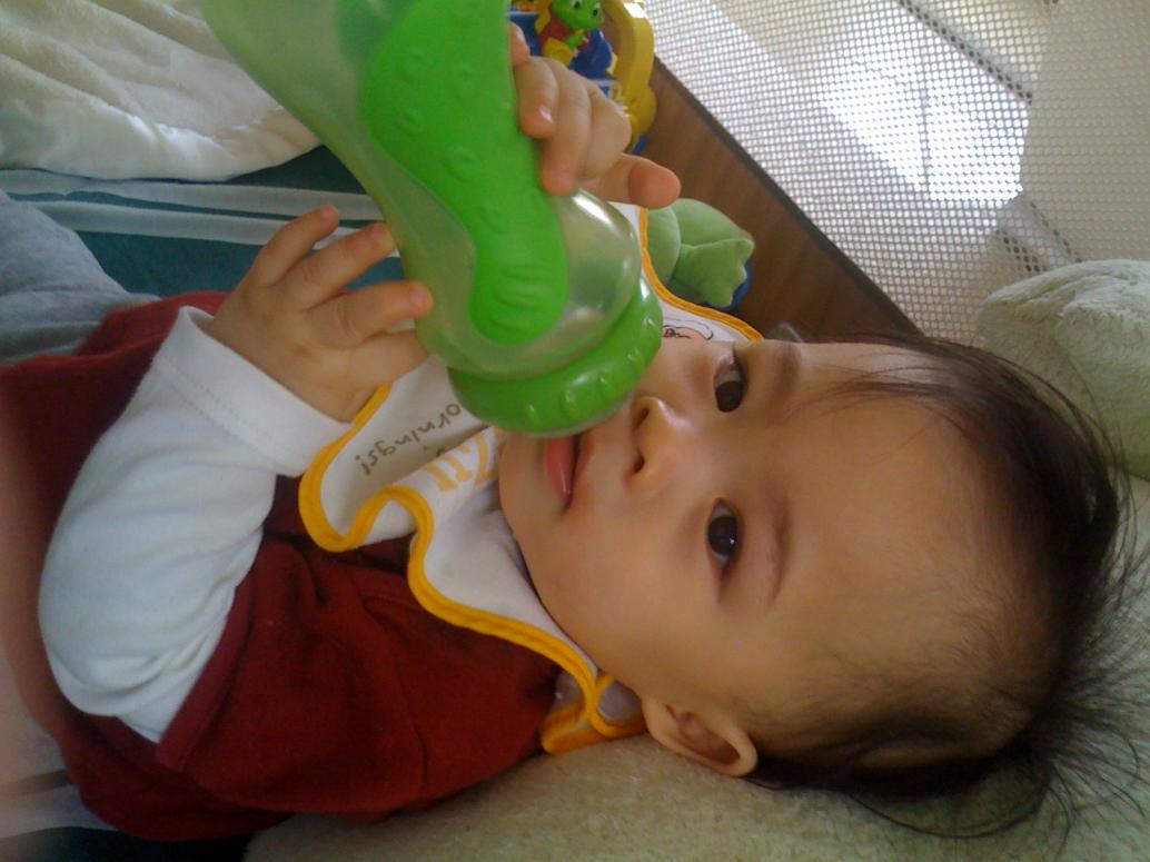 Bú xong thì nhai nhai chơi...