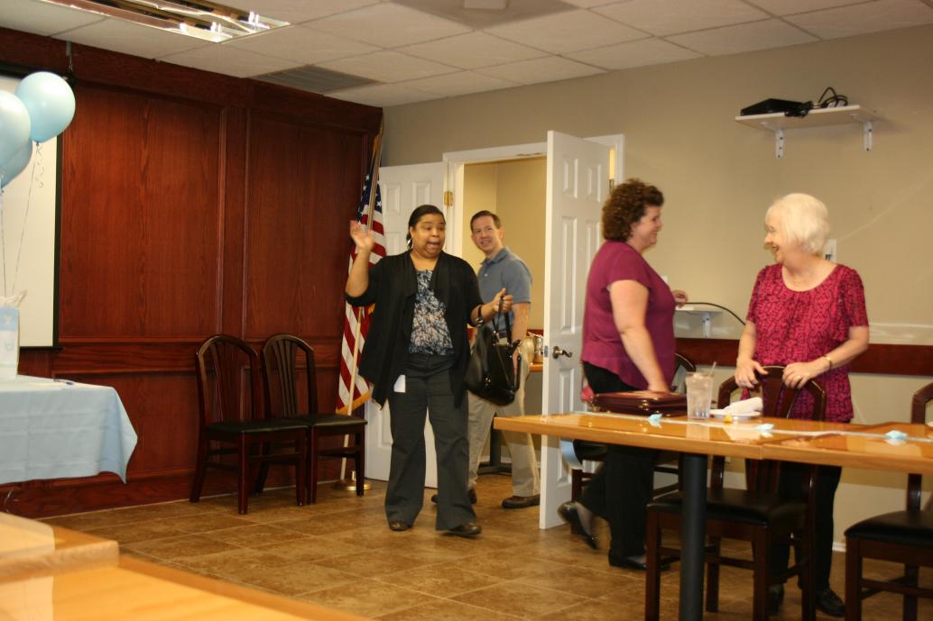 Buổi trưa mọi người tới nhà hàng trước.