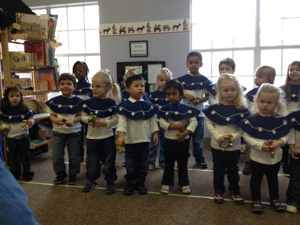 Ngày 12/19/2012 lớp nhạc trường Cúc Cu tổ chức biểu diễn hát nhạc Giáng Sinh,