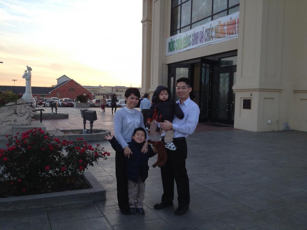 Ngày 12/24/2013 cả nhà đi lễ nhà thờ Nam Vang.