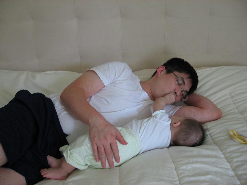 ...rờ mặt và nhéo mũi Ba