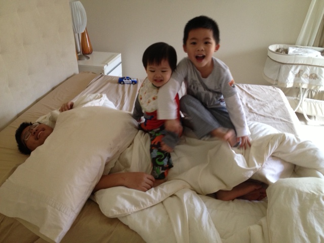 Chơi đồ chơi chán thì quậy tới anh Đăng.