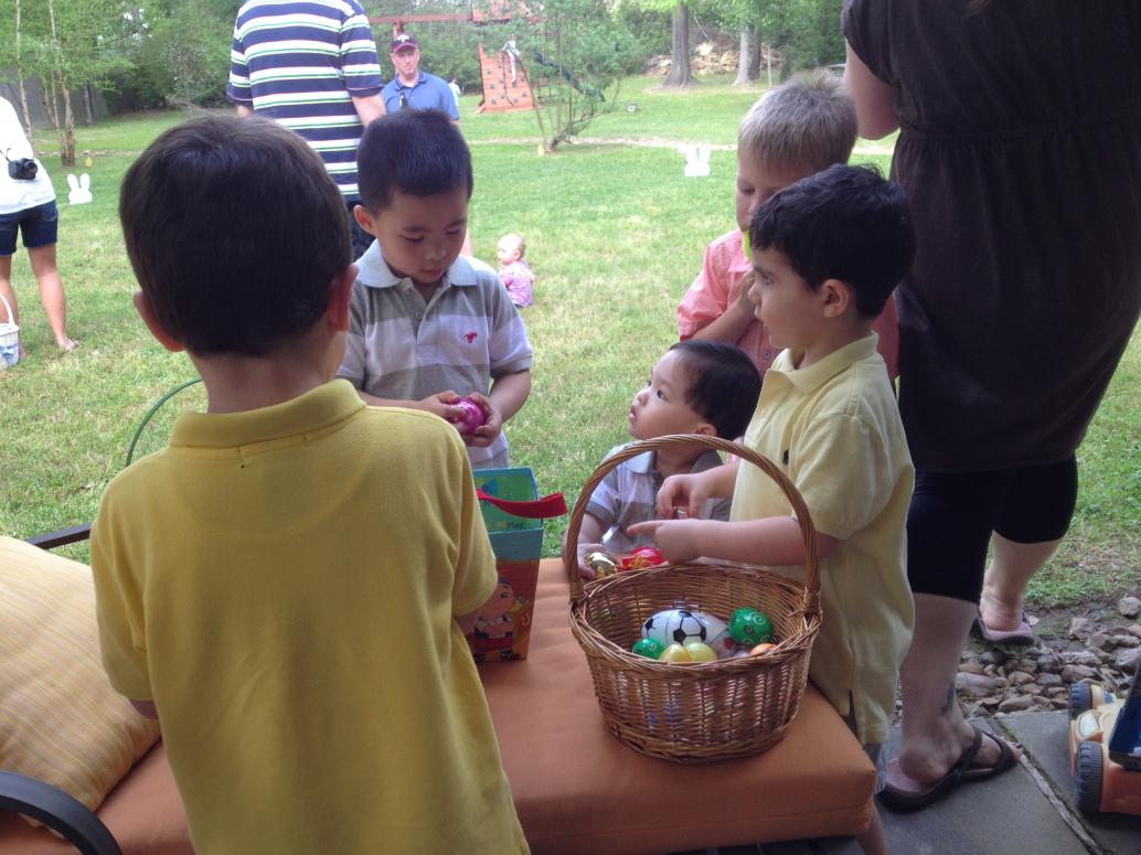 Lột vỏ ra coi ở trong có kẹo hay đồ chơi.