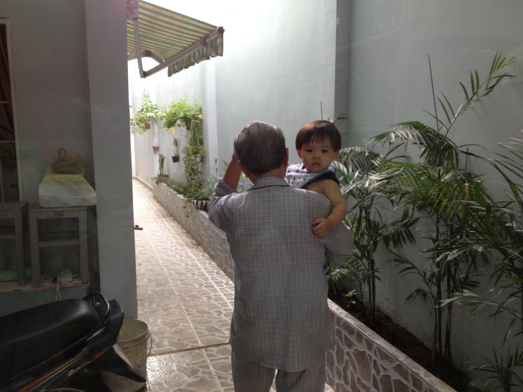 Em còn cho Ông Ngoại bồng ra sân chơi.