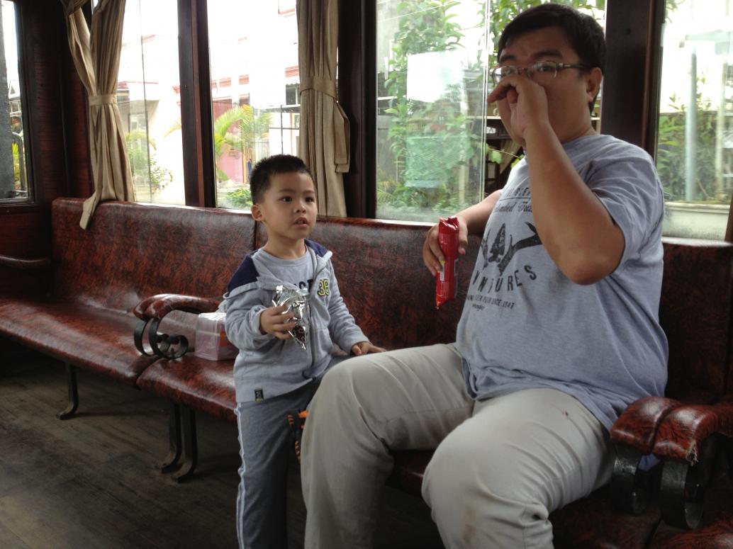 Nhờ có Bác Hoàng và anh Chu đi theo nên Ba Mẹ đỡ lo cho con.