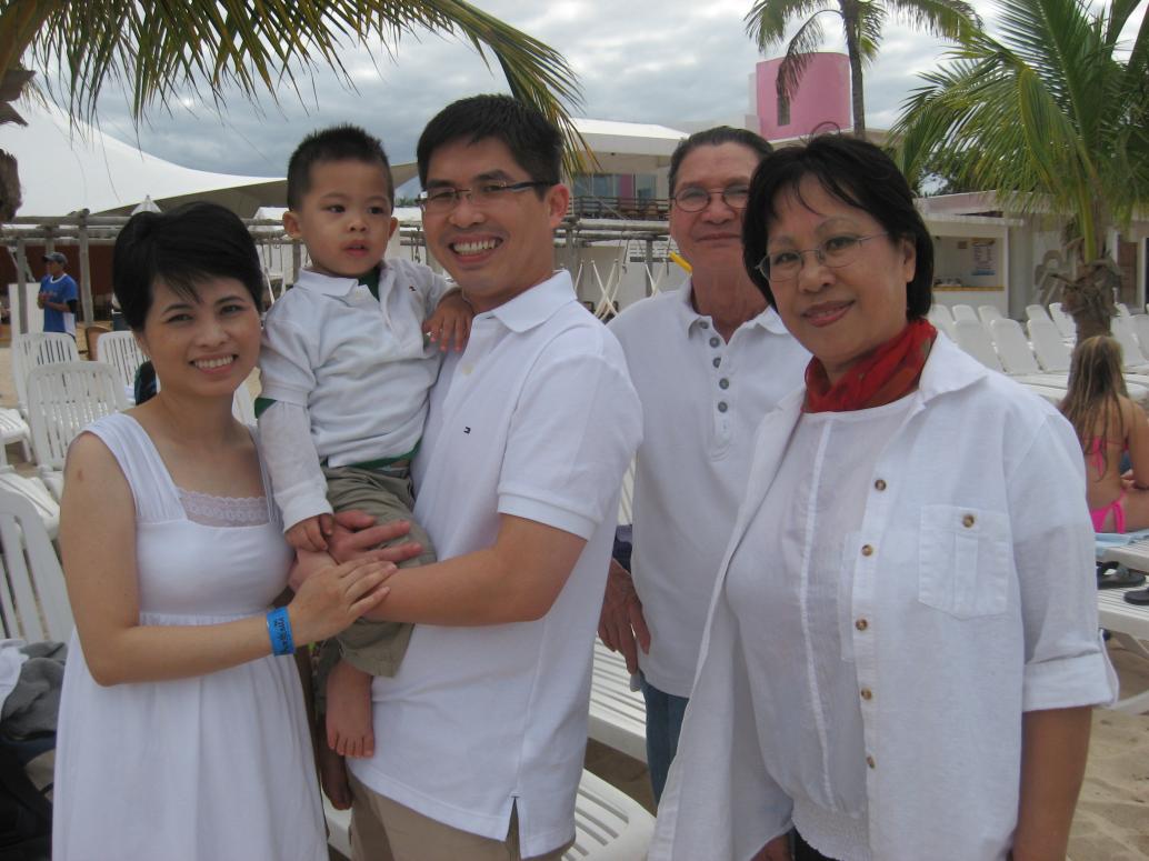 ...và nhiều lúc chụp hình cho mọi người, nên hình thường là không có Chú Lâm.