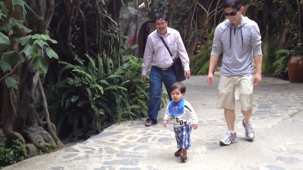 Bác Hoàng với Ba cũng chạy theo Cúc Ky hết hơi.