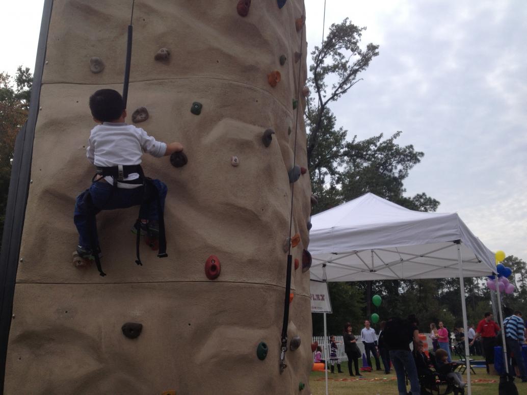 Tới đây thôi, tức là cách chỗ bắt đầu chừng 1 bước, là leo xuống.