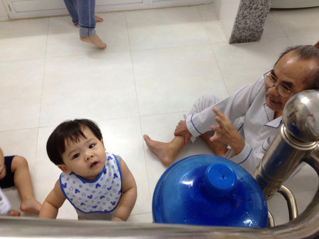 Cúc Ky còn lạ với mọi người, chưa cho ai rờ vô.