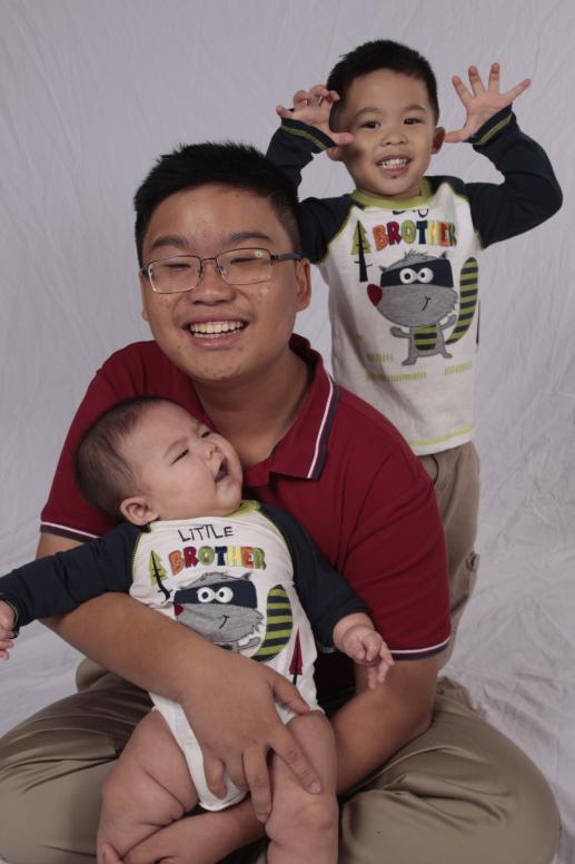 Làm lại nghen, anh Đăng không nhắm mắt nghen..em khóc kìa...Cúc Cu làm gì vậy?...