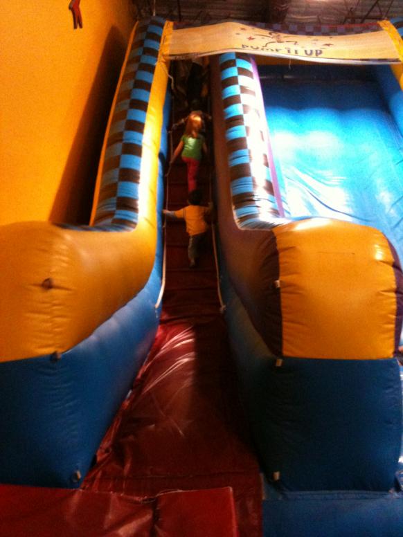 3 tuổi con đi sinh nhật bạn nhiều nên quen chơi cầu tuột.  Con tự leo lên trên cao với các bạn...