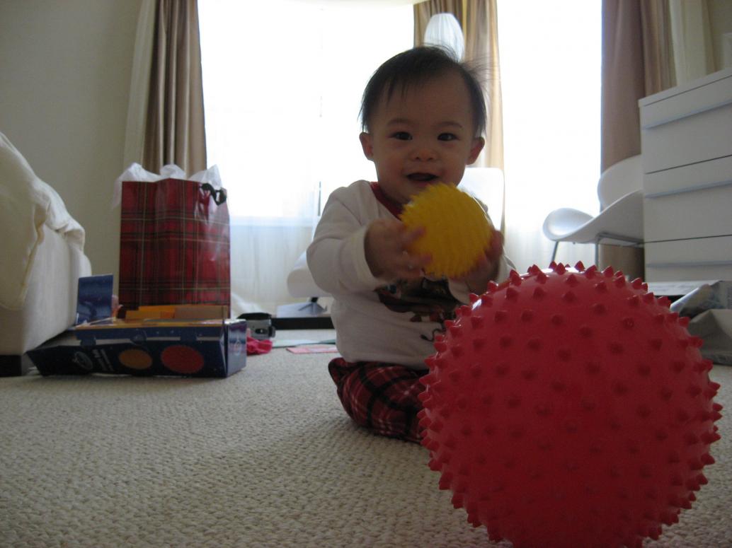 Noel này nhà mình không có ̣đèn lấp lánh, cũng không có tiệc tùng, nhưng đầy ắp tiếng cười con hén.