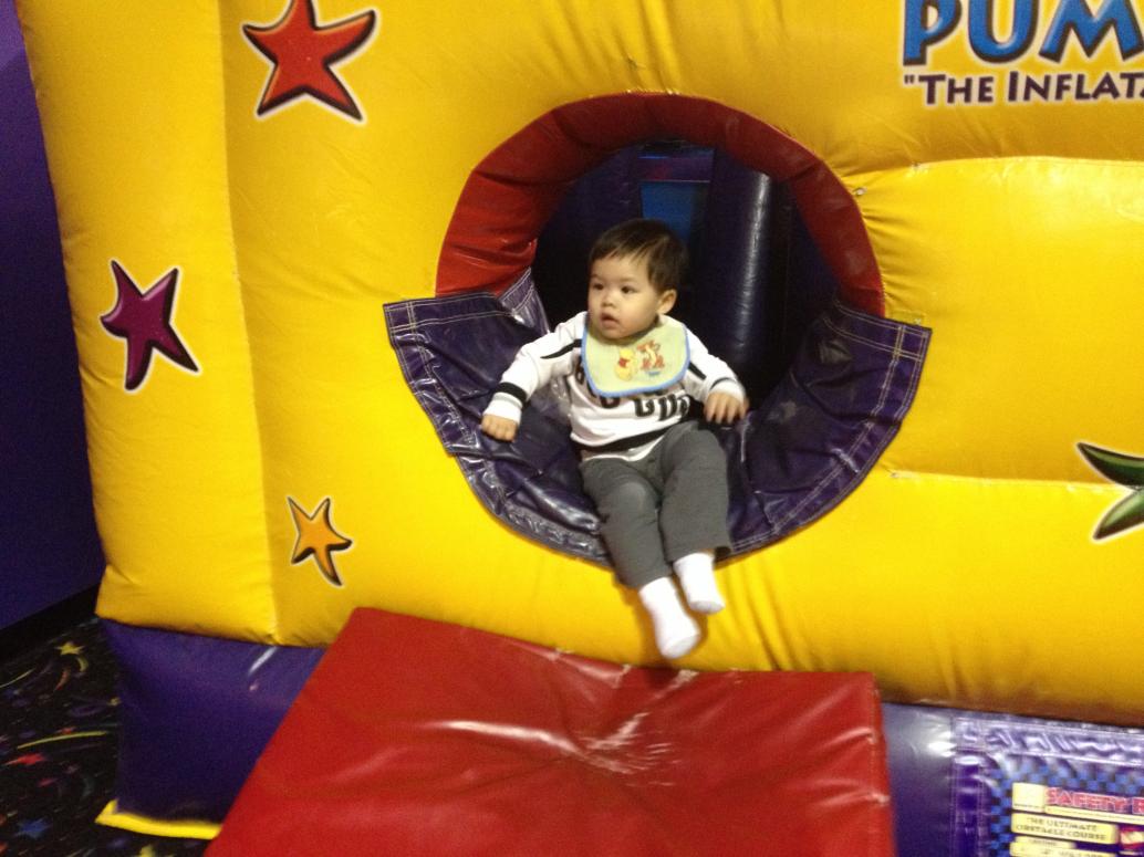 Chỗ Pump It Up này có nhiều cái để nhảy.