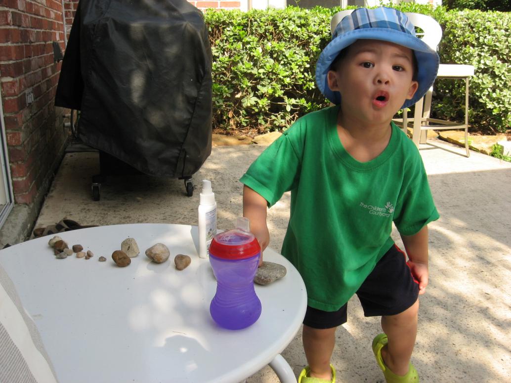 Cuối tuần rồi mình ra vườn chơi.  Con lượm đá chơi như mọi khi.