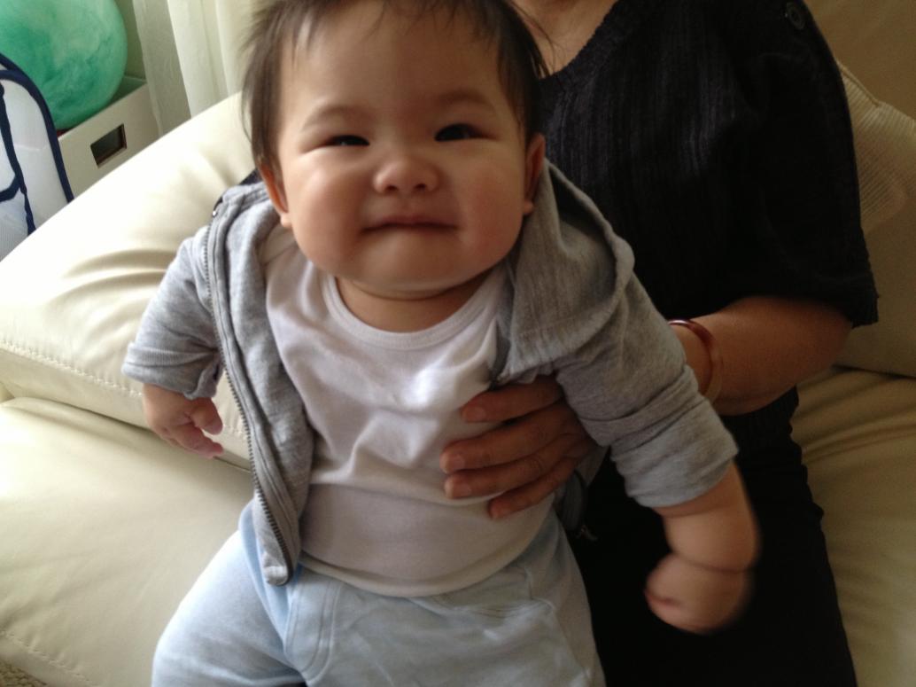 Khi được bồng thì nhảy cà tưng.