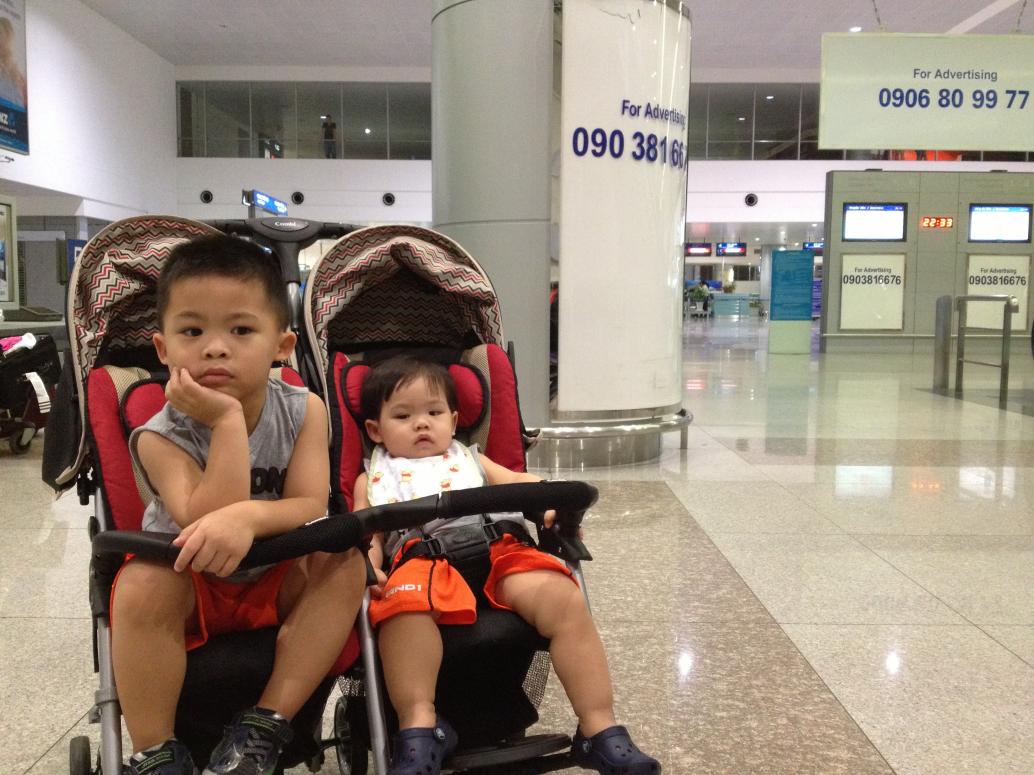 Cảm tạ Ơn Trên một chuyến bay an toàn.  Cúc Cu muốn ra gặp ông ngoại liền thôi.