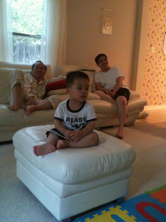 Tới giờ ăn con nói 'Ngoại ơi, ăn cơm'. Ăn uống xong coi tv là nhất.