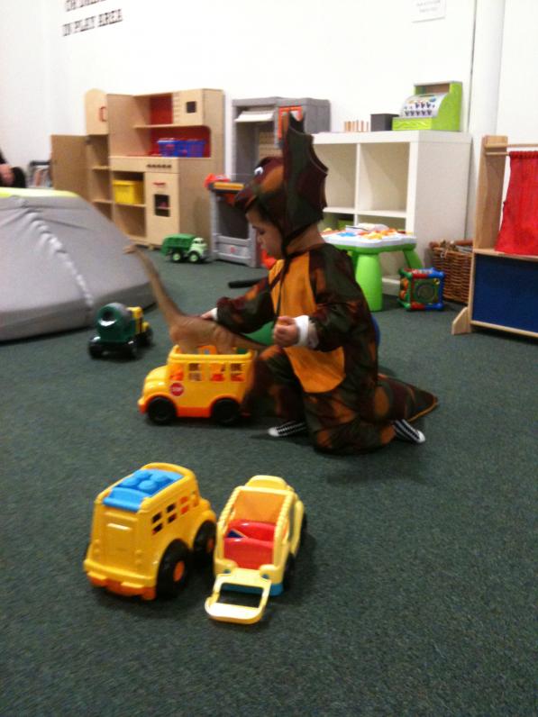 Vừa khủng long vừa xe là hết sảy.