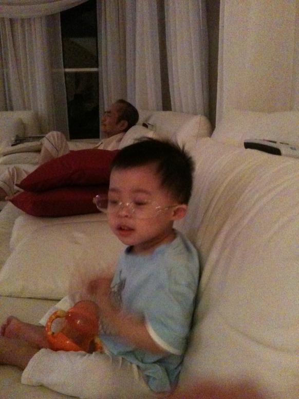 Về nhà thì lấy mắt kiếng Ngoại đeo chơi.