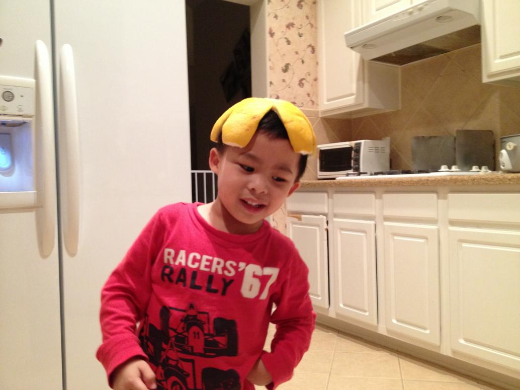 Về nhà bưởi chua quá, thôi đội cái nón bưởi chơi.