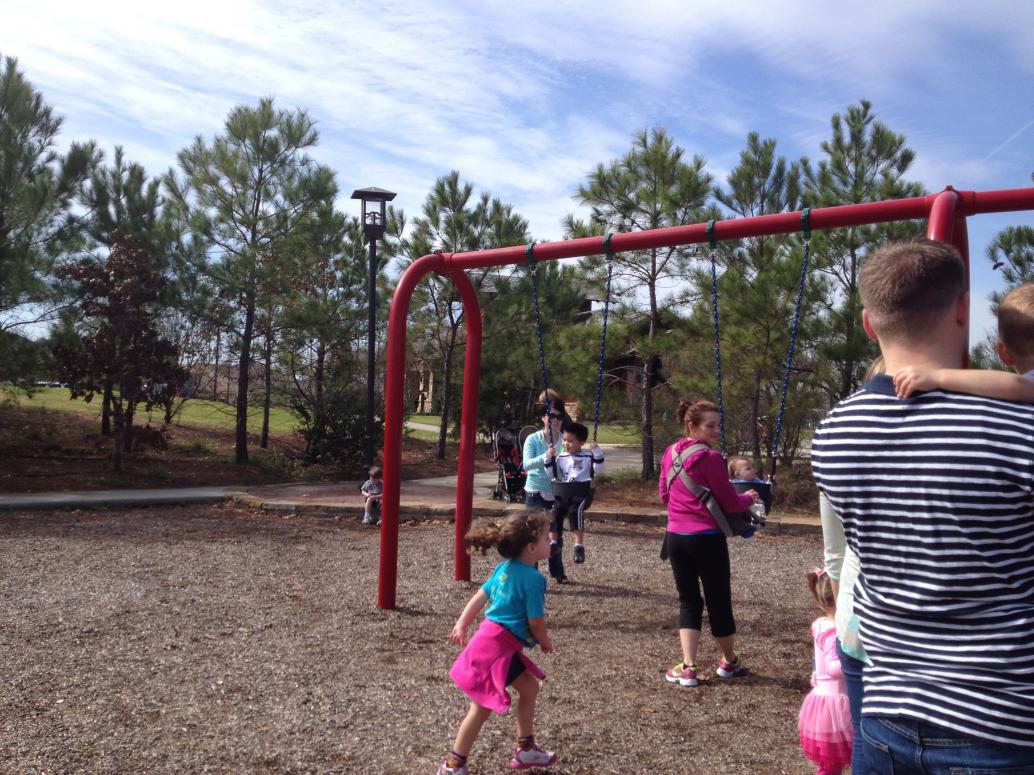 Anh Hai nhào vô chơi xích đu liền.