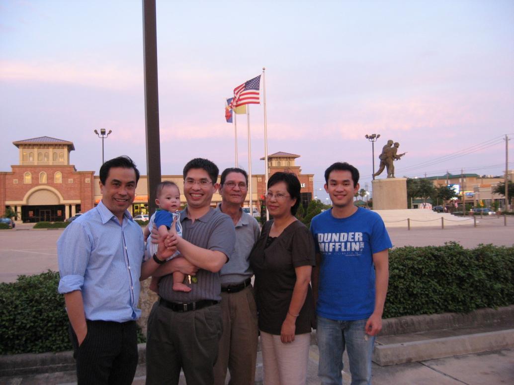 Mẹ chụp cho cả nhà trước tượng đài cựu chiến binh Việt Mỹ