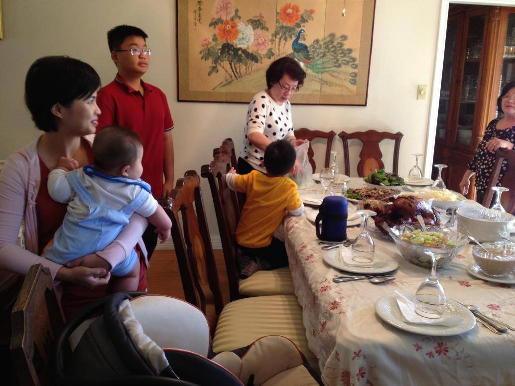 Ngày 11/22/2012 nhà mình đi ăn dịp Thanksgiving ờ nhà Bà Ngân.  Con tíu tít nói chuyện với mọi người.
