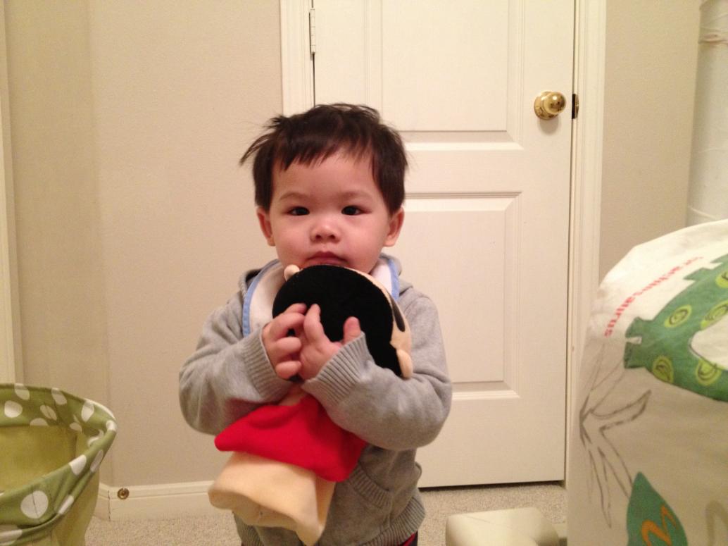 Em ôm đồ chơi của Má Ba cho anh Hai hồi xưa.