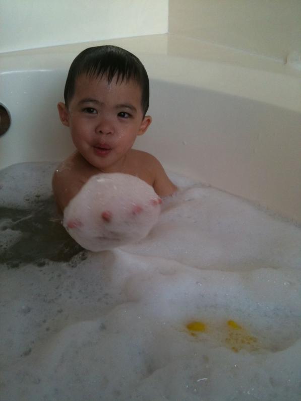 nhưng thích nhất là bong bóng, 'bubble bubble .. oooh big bubbles'...