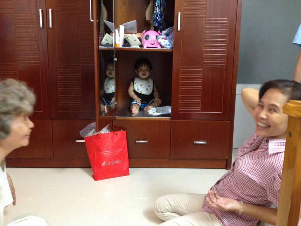 Sáng 10/23/2013 ngày cuối ở VN.  Em chui vô tủ quần áo Ba Mẹ làm mọi người cười quá.