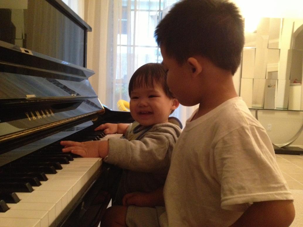 ...đánh đàn vui vui.  Thứ hai anh Hai đi học lại, em ở nhà với Bà Di.