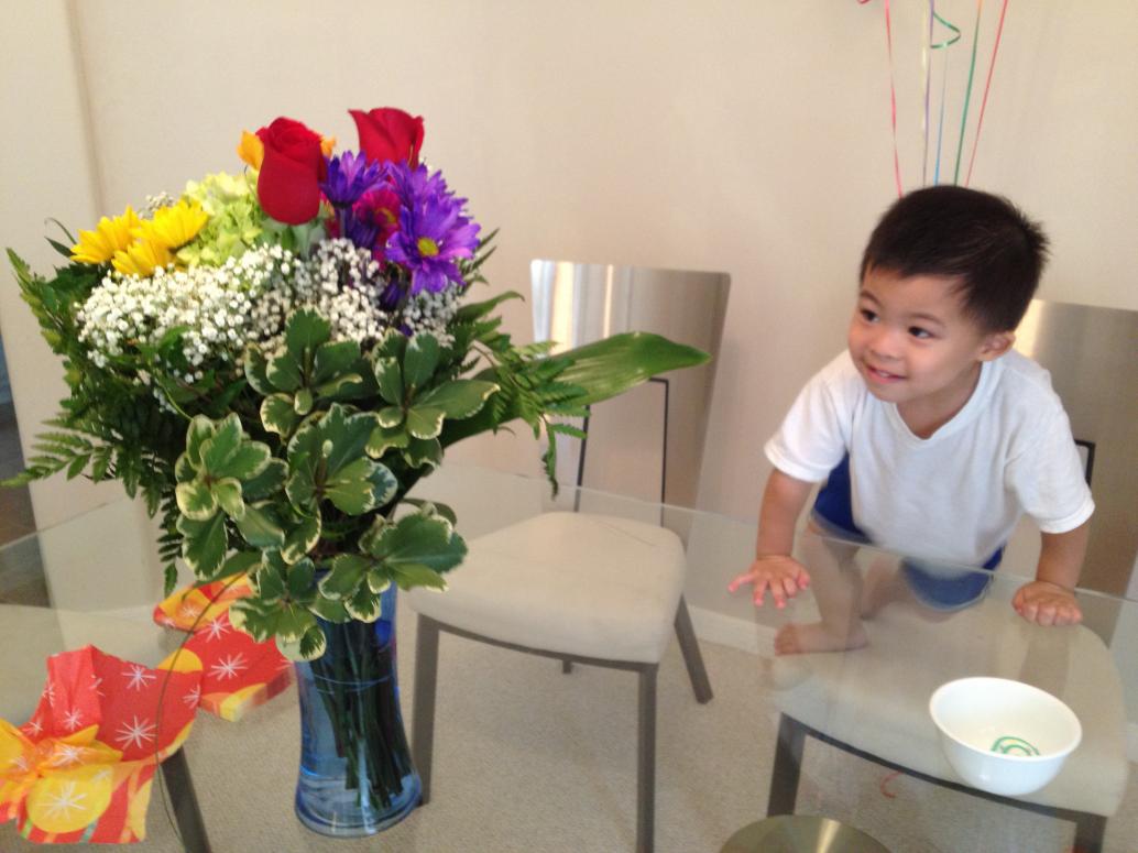 Mút kem xong rồi, bây giờ tới cái bình bông...