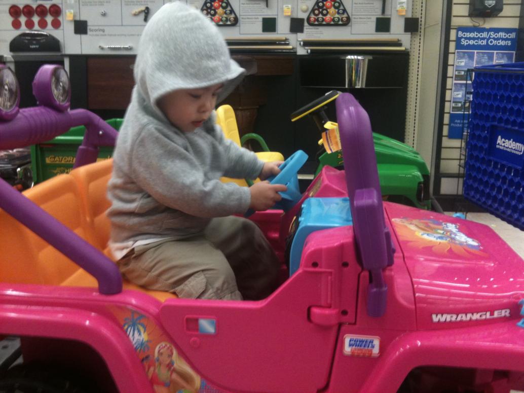 3 tuổi, con nặng 31.5lbs (14.3kg), cao 35.75in (90.8cm).