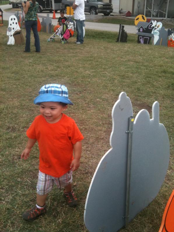 Đi coi mấy cái hình trang trí Halloween.