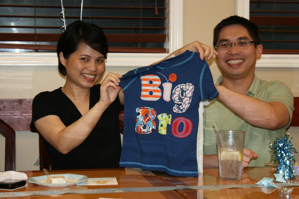 Con cũng có cái áo để mặc làm anh hai.