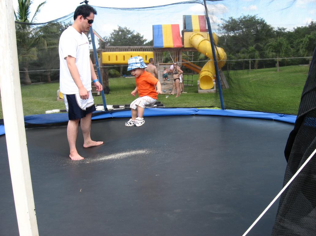 ...chơi nhảy trampoline với Chú Lâm.