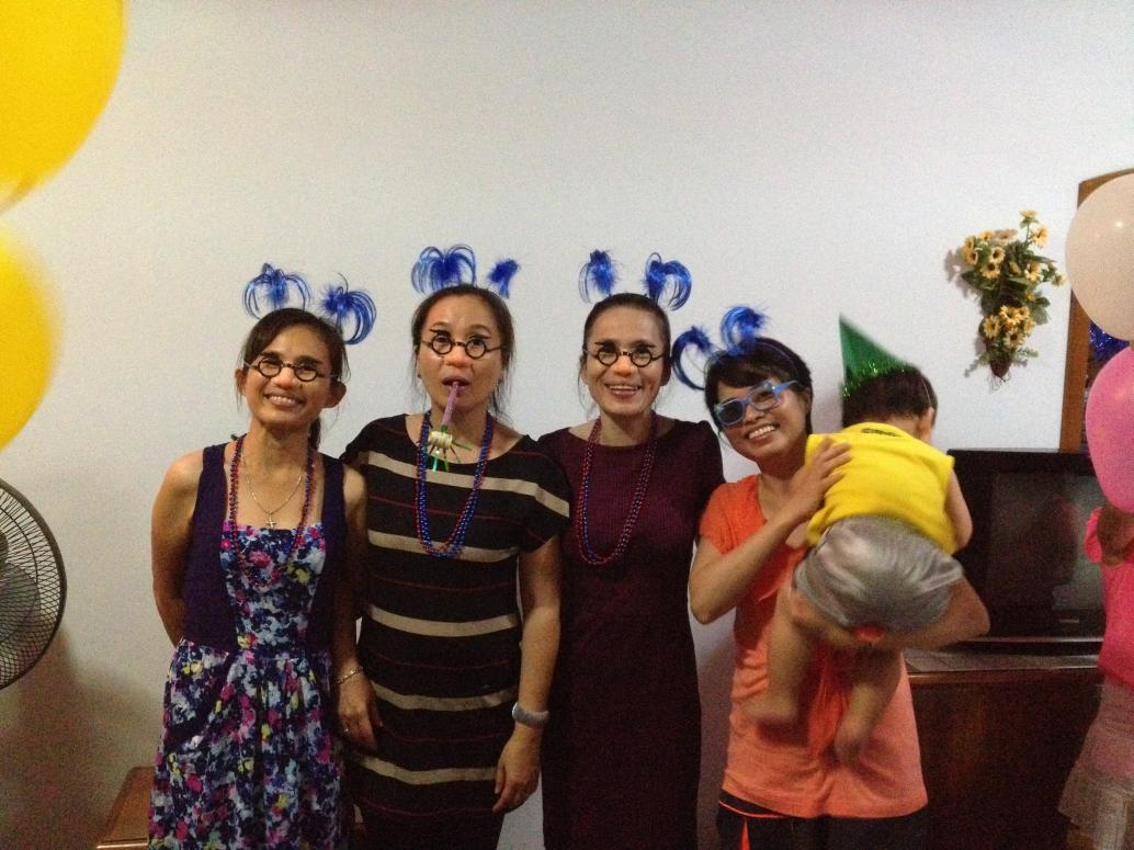 Má Hai, Má Ba, Má Tư và Mẹ cũng đẹp luôn.  Em thì chỉ muốn ngủ thôi.