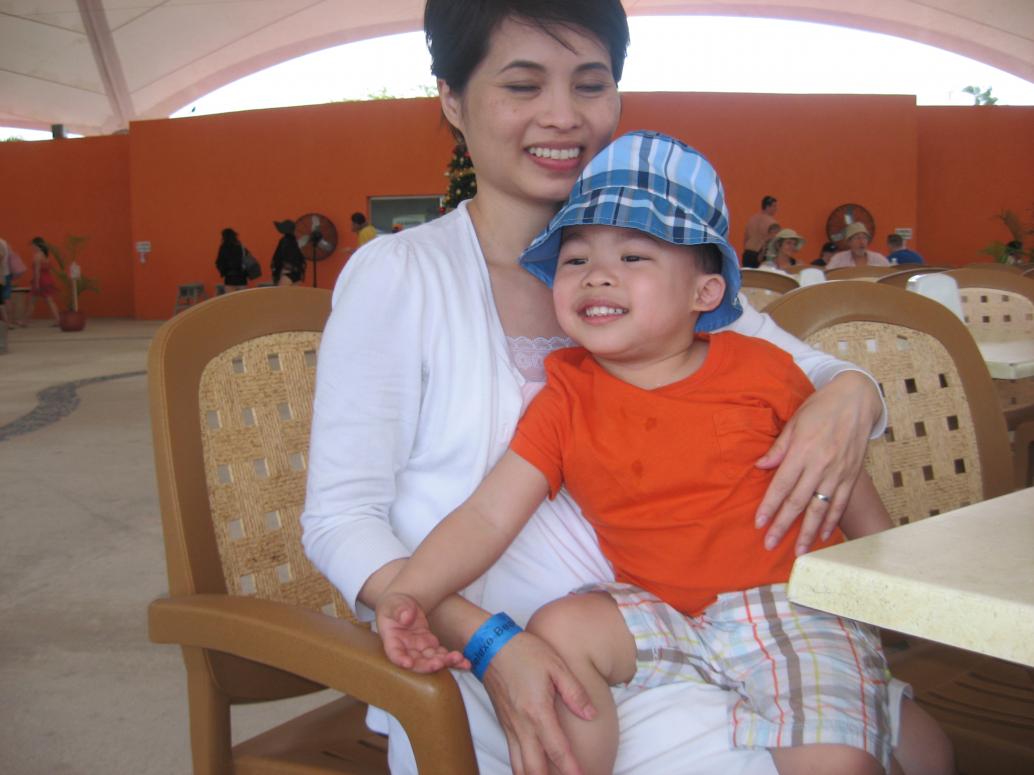 ...lúc thì cười với Chú Lâm...