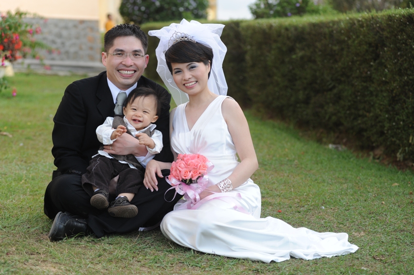 Ngày 2/19/2010 Ba Mẹ làm lễ cưới ở nhà thờ.  Lần này thì có con rồi.  Có con Ba Mẹ có tất cả...