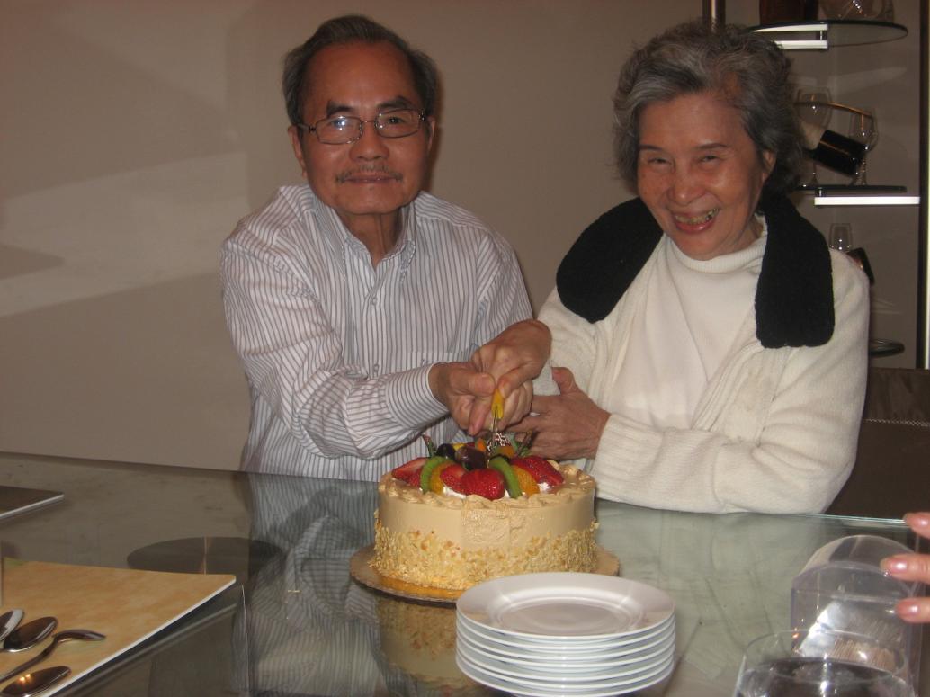 ...cắt bánh kem ngon lành.