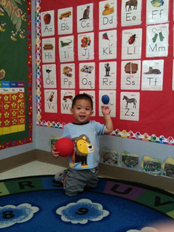 Ba ơi con đang học chữ nè!