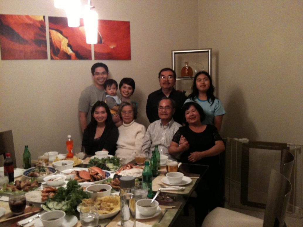 Gia đình Bà Ngân và Ông Khoa tới thăm Ngoại.