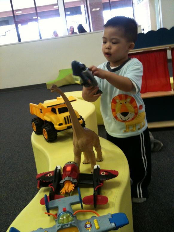 Ngày 3/2/2012 con đi nha sĩ lần đầu tiên để khám tổng quát. Khóc chút thôi hén.