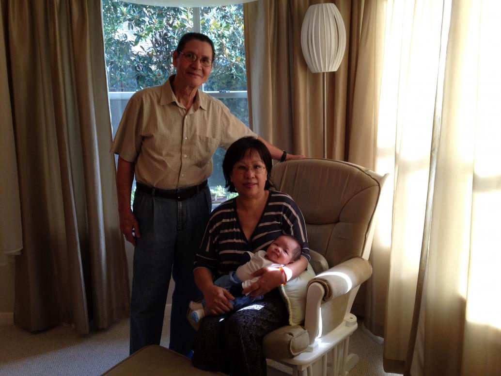 Em khóc chút rồi im.