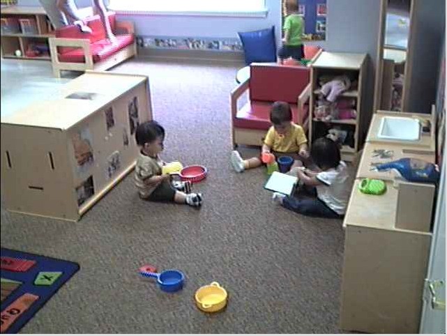 2:30 ngủ dậy ăn bánh xong thì chơi tiếp