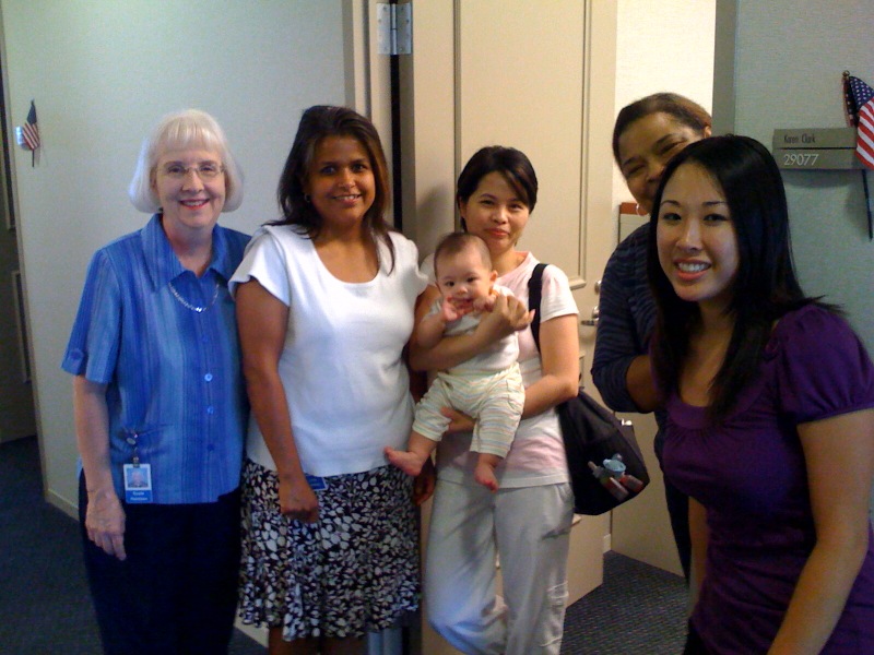 ...và cười với mọi người nữa. Con thiệt là ngoan.