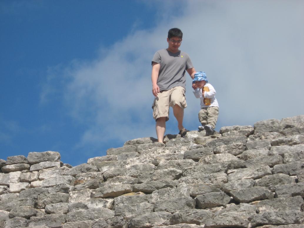 Con leo tuốt lên đ̣ỉnh tháp, tay vẫn cầm chiếc xe hơi Nội mua cho. Ai muốn biết tháp cao cỡ nào thì coi phim Ba làm (tập 6) hen.