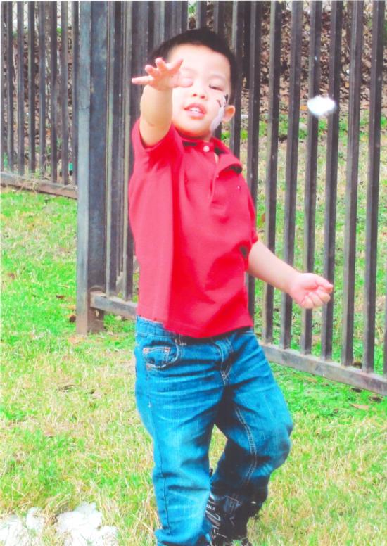 Tuyết giả không nhiều nhưng cũng đủ để ném qua ném lại.