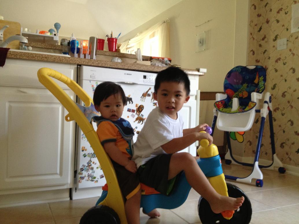 Đạp xe vòng vòng trước khi đi chơi.